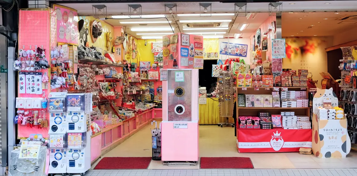 観光土産品が並ぶ直営店「まんてんgood」の店舗内観